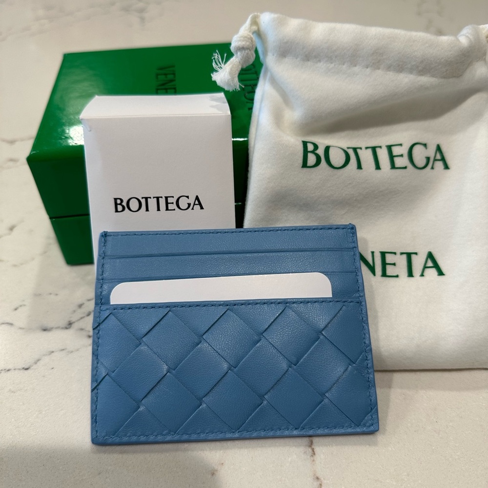 Bottega Veneta cardholder in Windswept. Brand new, never used!